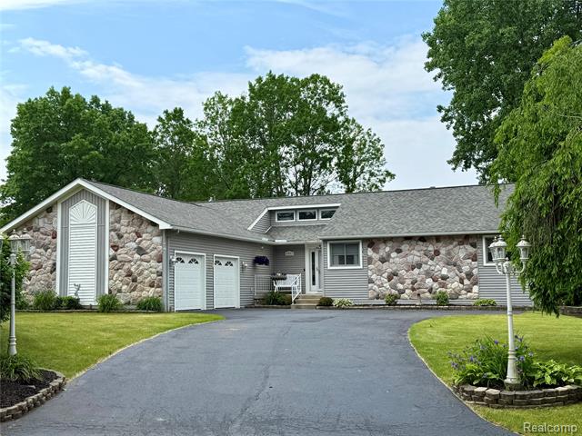front view picture of 4960 Paula Ave, Clarkston, MI. 48346