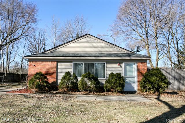 front view picture of 4781 Rioview Dr, Clarkston, MI. 48346