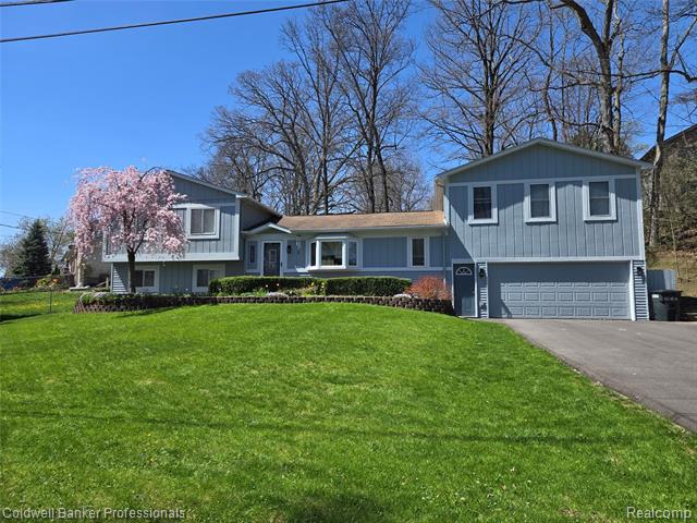 front view picture of 5885 Rockcroft Blvd, Clarkston, MI. 48346