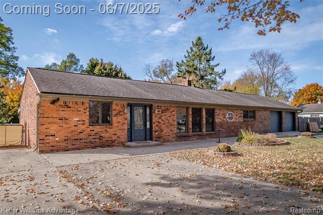 front view picture of 4879 Sundale Dr, Clarkston, MI. 48346