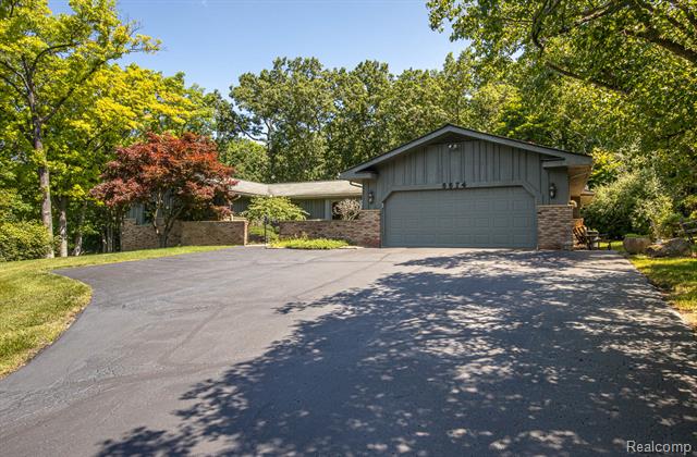 front view picture of 6674 Balmoral Ter, Clarkston, MI. 48346