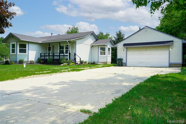 front view picture of 4865 Huston Dr, Lake Orion, MI. 48359