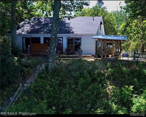 front view picture of 7862 Tipsico Lake Rd, Holly, MI. 48442