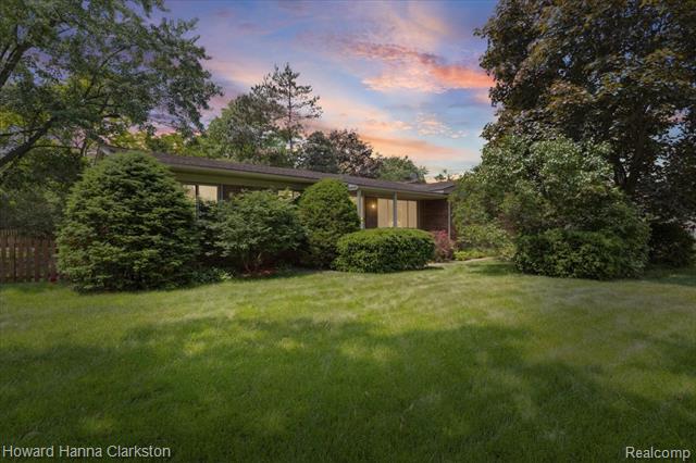 front view picture of 5045 Bronco Dr, Clarkston, MI. 48346