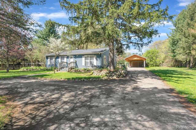 front view picture of 4953 Clintonville Rd, Clarkston, MI. 48346