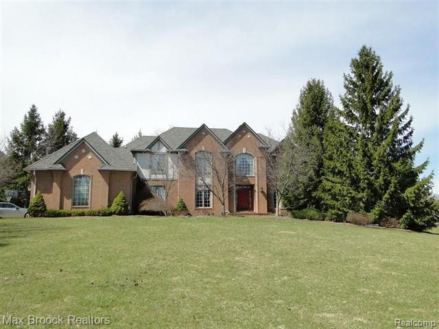 front view picture of 2880 Baytree Ct, Rochester, MI. 48306