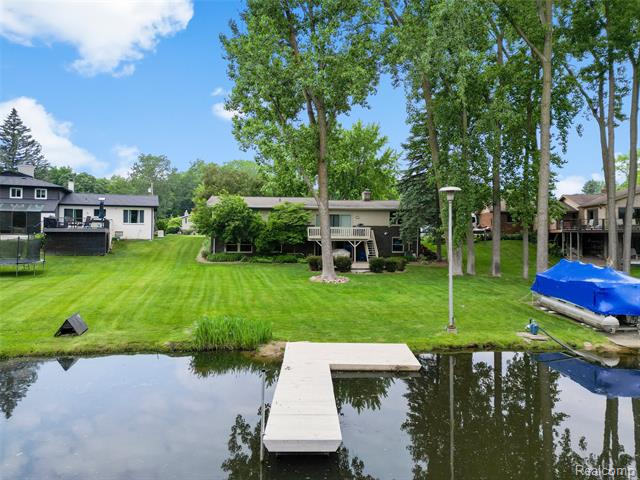 front view picture of 5250 Bronco Dr, Clarkston, MI. 48346