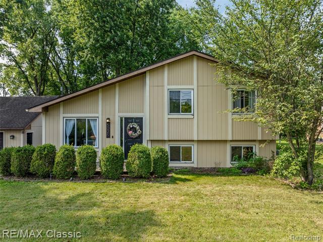 front view picture of 5025 Pine Knob Trl, Clarkston, MI. 48346