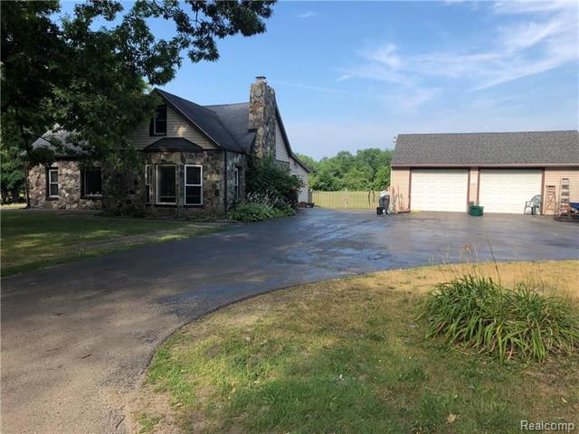front view picture of 8195 Hickory Ridge Rd, Holly, MI. 48442