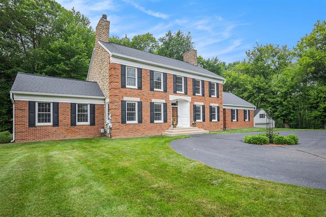 front view picture of 5750 Rolling Hills Dr, Rochester, MI. 48306
