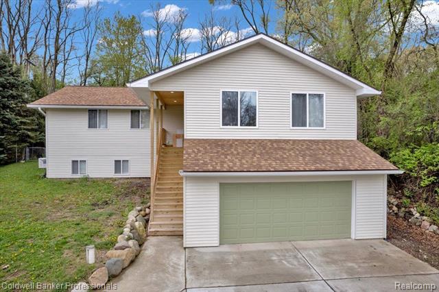 front view picture of 2301 Judah Rd, Lake Orion, MI. 48359