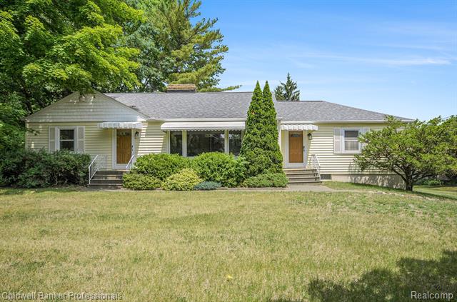 front view picture of 2740 Judah Rd, Lake Orion, MI. 48359