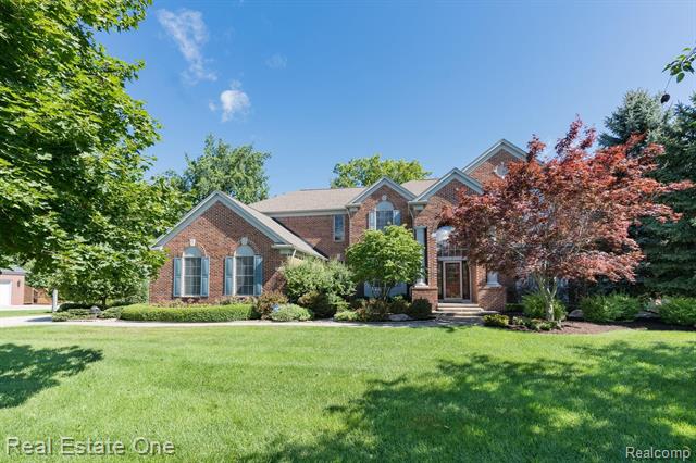 front view picture of 5687 Stonehaven Blvd, Rochester, MI. 48306