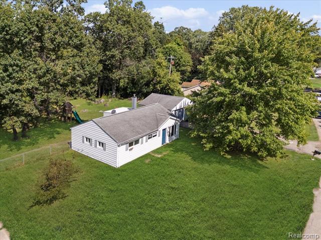 front view picture of 7096 Tappon Dr, Clarkston, MI. 48346