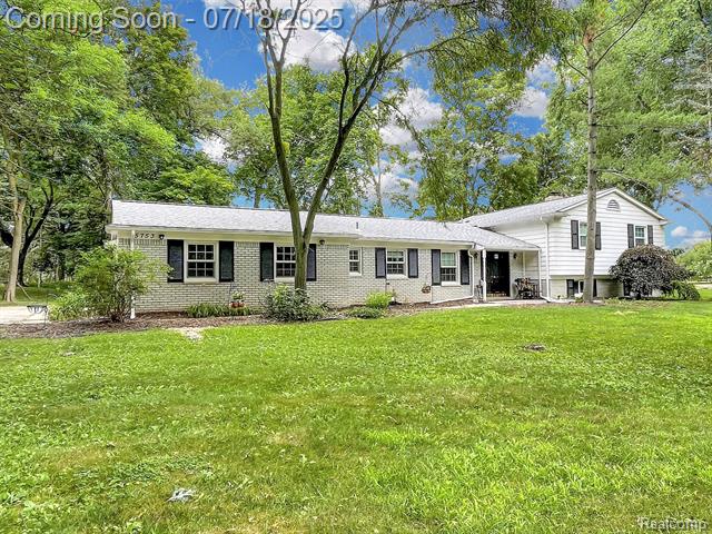 front view picture of 5753 Thorny Ash Rd, Rochester, MI. 48306