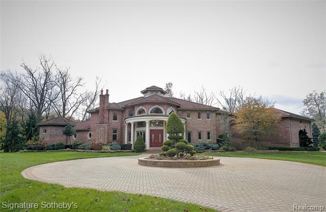 front view picture of 255 Camelot Way, Rochester, MI. 48306