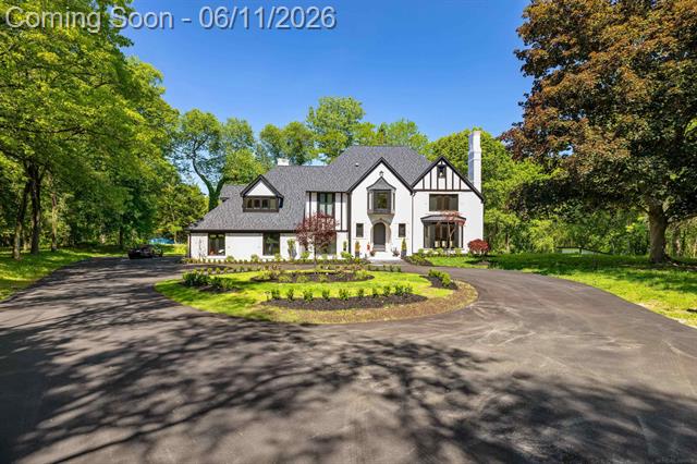 front view picture of 300 Camelot Way, Rochester, MI. 48306