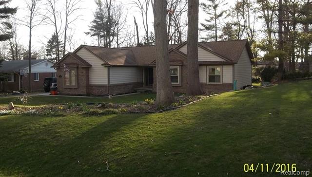 front view picture of 5851 Kingfisher Ln, Clarkston, MI. 48346