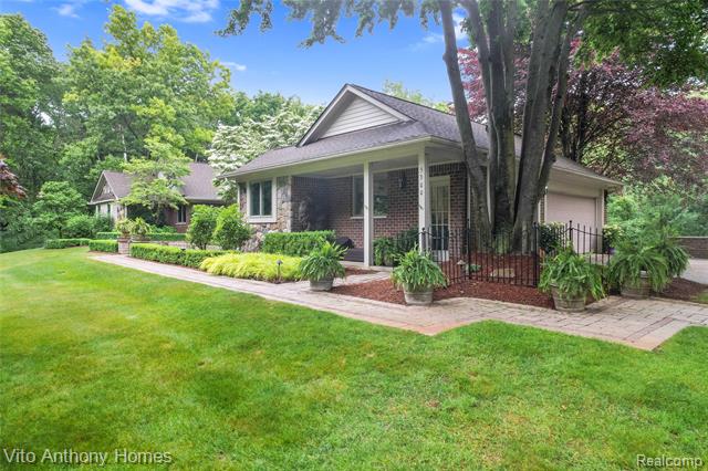 front view picture of 5300 Old Mill Rd, Rochester, MI. 48306