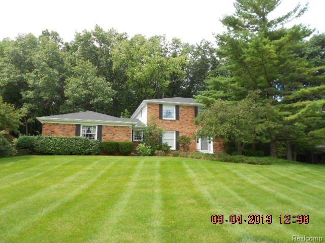 front view picture of 5540 Bostall Woods Dr, Rochester, MI. 48306