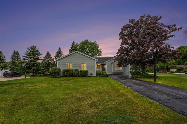 front view picture of 6400 Chestnut Hill Ct, Clarkston, MI. 48346