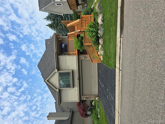 front view picture of 5605 Northcrest Xing, Clarkston, MI. 48346
