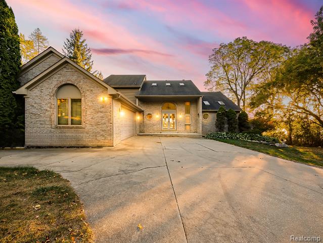 front view picture of 4437 Dora Ln, Lake Orion, MI. 48359