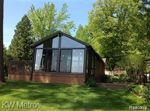 front view picture of 4555 Dora Ln, Lake Orion, MI. 48359