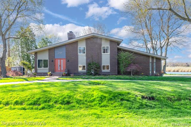front view picture of 2797 Candlewick Dr, Lake Orion, MI. 48359
