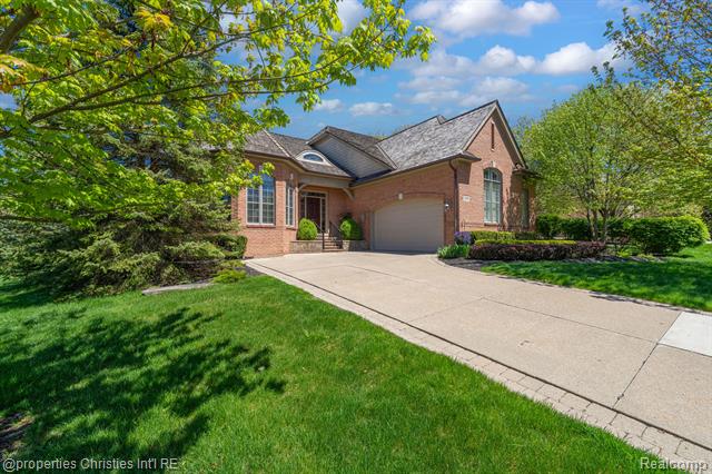 front view picture of 2590 Summerlin Ct, Rochester, MI. 48306