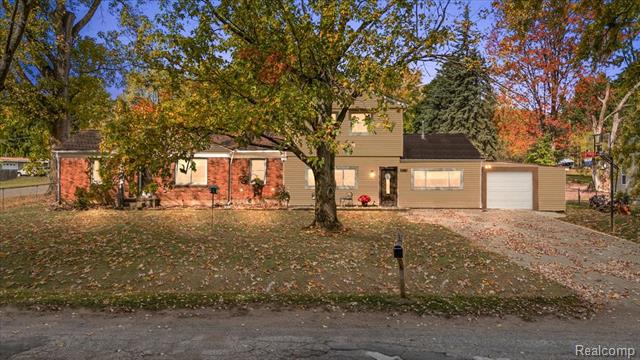 front view picture of 2262 Hammerslea Rd, Lake Orion, MI. 48359