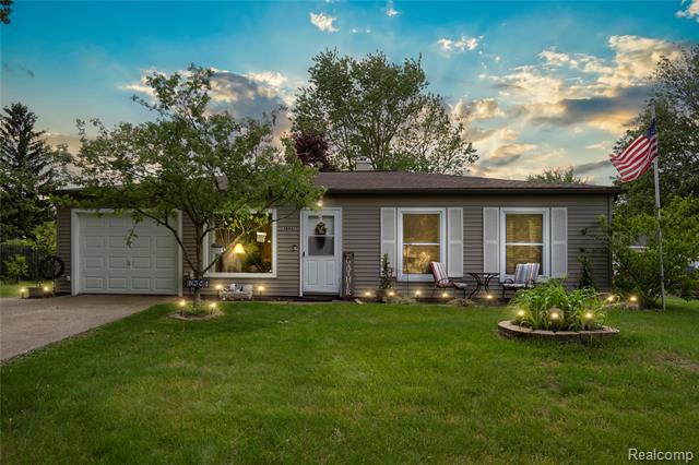 front view picture of 3886 Queensbury Rd, Lake Orion, MI. 48359