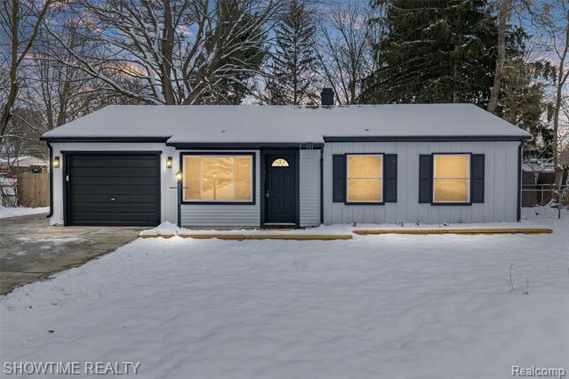 front view picture of 3909 Queensbury Rd, Lake Orion, MI. 48359