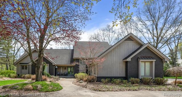 front view picture of 1071 Woodbridge Ln, Rochester, MI. 48306