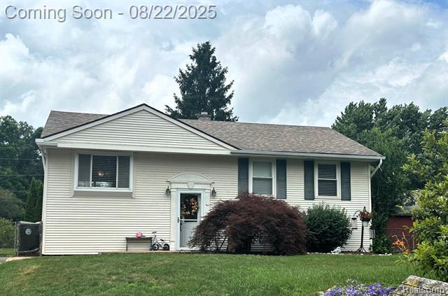 front view picture of 3826 Chesterfield Rd, Lake Orion, MI. 48359