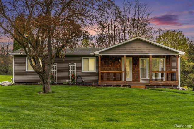 front view picture of 1410 W Silverbell Rd, Lake Orion, MI. 48359