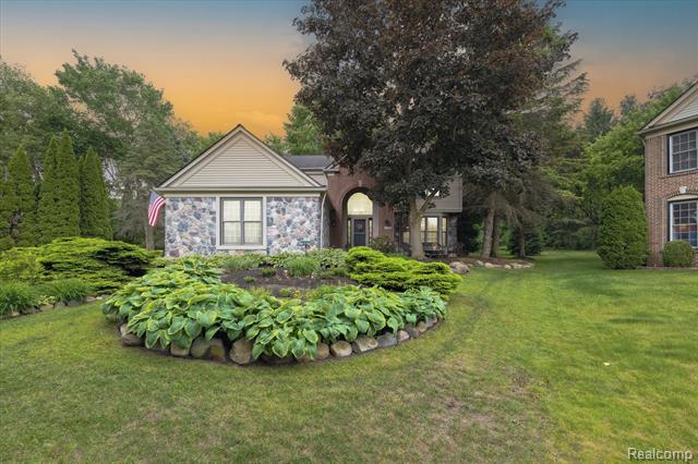 front view picture of 3753 Rolling Hills Rd, Lake Orion, MI. 48359
