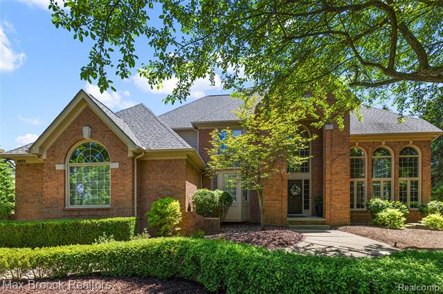 front view picture of 4975 Crestone Way, Rochester, MI. 48306