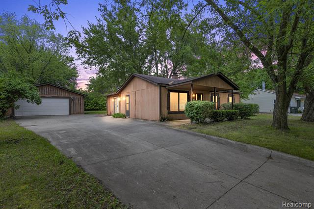 front view picture of 2570 Flintridge St, Lake Orion, MI. 48359