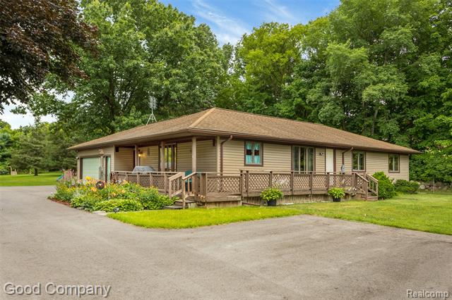 front view picture of 10080 Big Lake Rd, Clarkston, MI. 48346