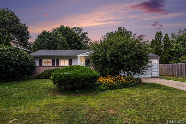 front view picture of 6095 Sunnydale Rd, Clarkston, MI. 48346