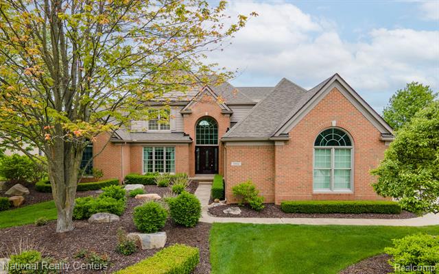 front view picture of 3900 S Creek Dr, Rochester, MI. 48306