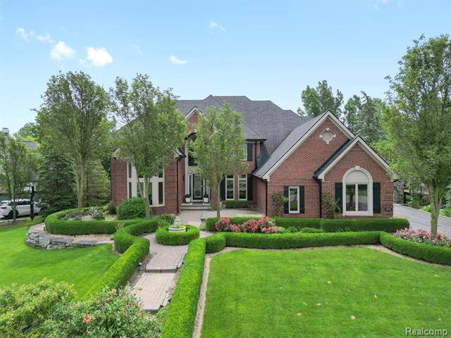 front view picture of 1951 Vinsetta Ct, Rochester, MI. 48306