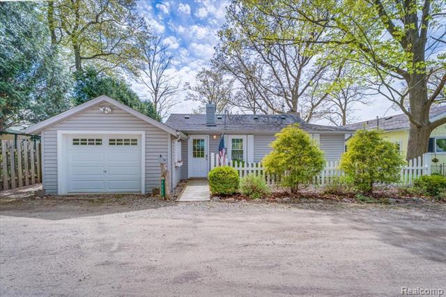 front view picture of 9055 Clinton St, Holly, MI. 48442