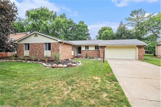 front view picture of 6423 Woodglen Dr, Clarkston, MI. 48346