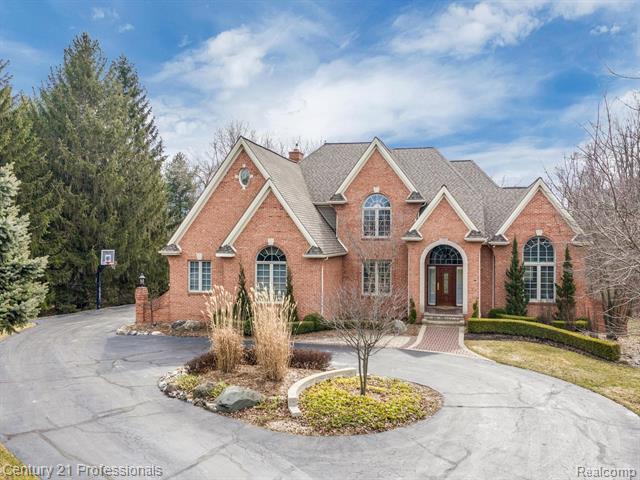 front view picture of 4555 Valley View Pt, Rochester, MI. 48306