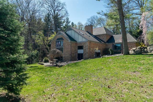 front view picture of 4693 Gallagher Rd, Rochester, MI. 48306