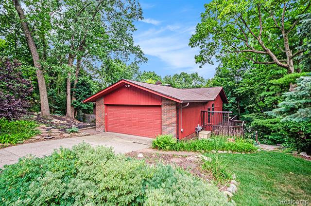 front view picture of 232 Pinnacle Dr, Lake Orion, MI. 48360