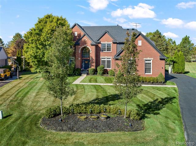front view picture of 4476 Woodcliff Ct, Rochester, MI. 48306