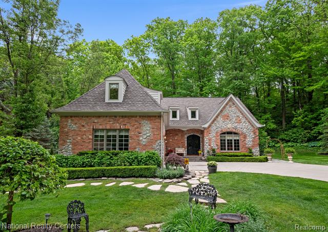 front view picture of 6654 College Park Dr, Clarkston, MI. 48346